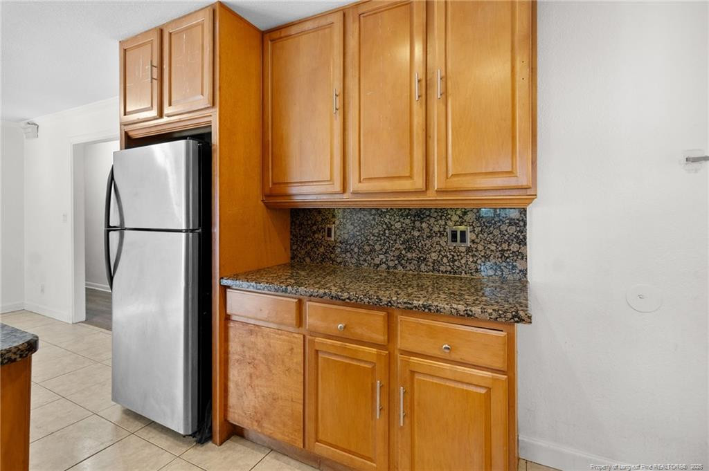 161 Summerhill Road Fayetteville, NC 28303 - Photo 27 of 36 a kitchen with granite countertop cabinets and refrigerator
