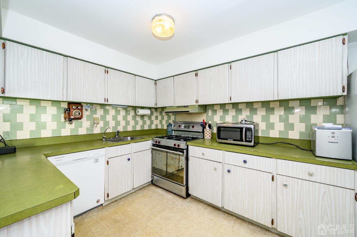 334 High Street Perth Amboy, NJ 08861 - Photo 11 of 33 a kitchen with sink and cabinets