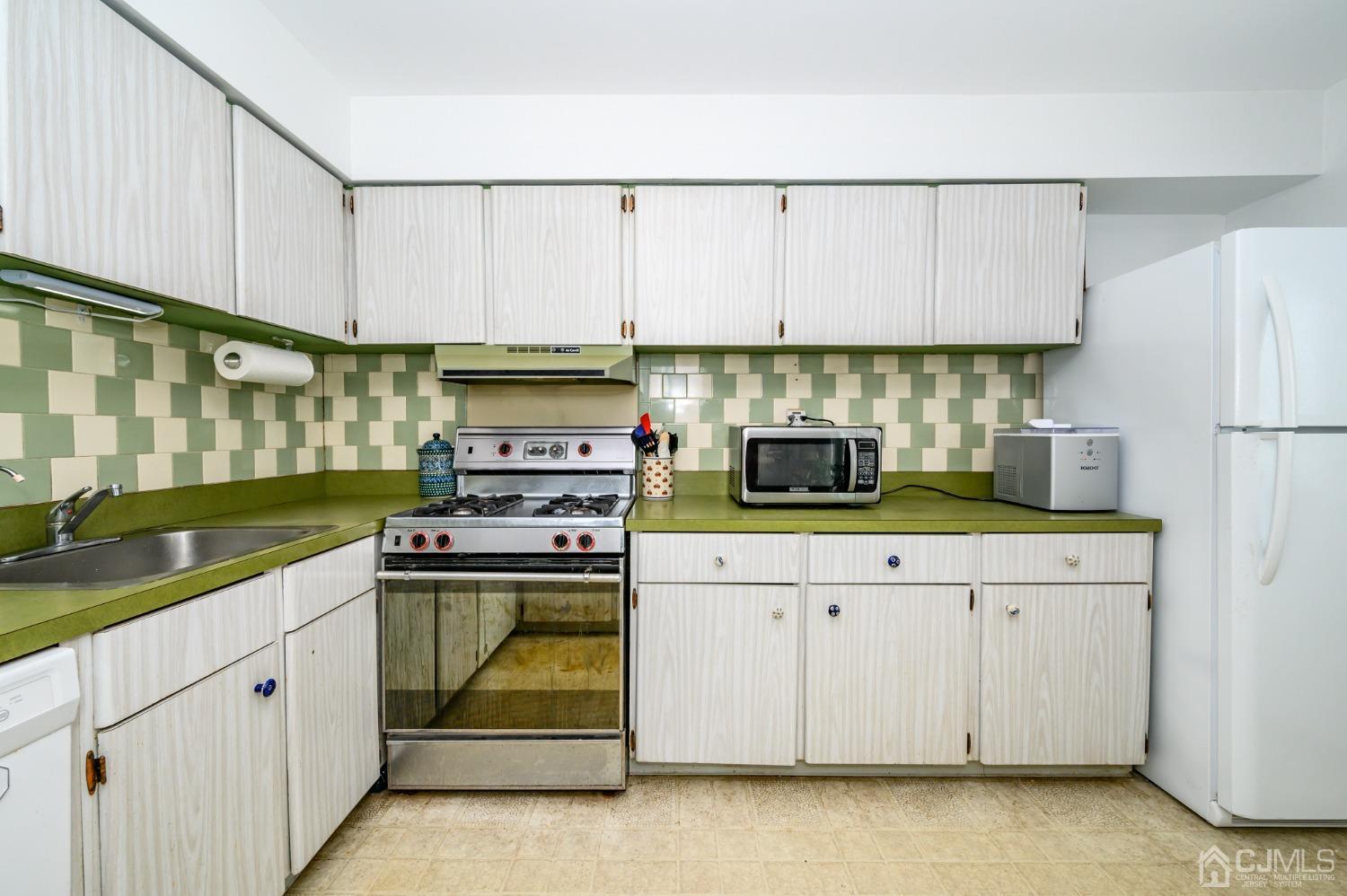 334 High Street Perth Amboy, NJ 08861 - Photo 12 of 33 a kitchen with cabinets a sink and appliances