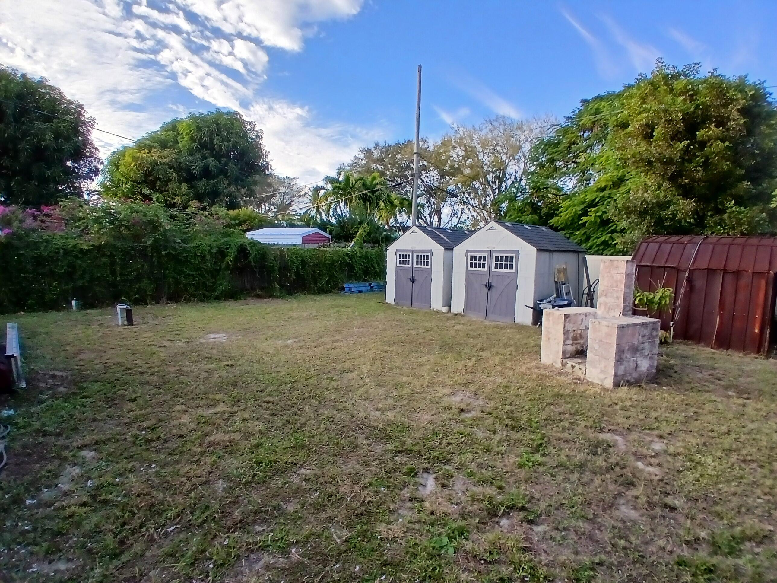 239 Gulfstream Boulevard Boynton Beach, FL 33435 - Photo 3 of 6 a house view with a garden space