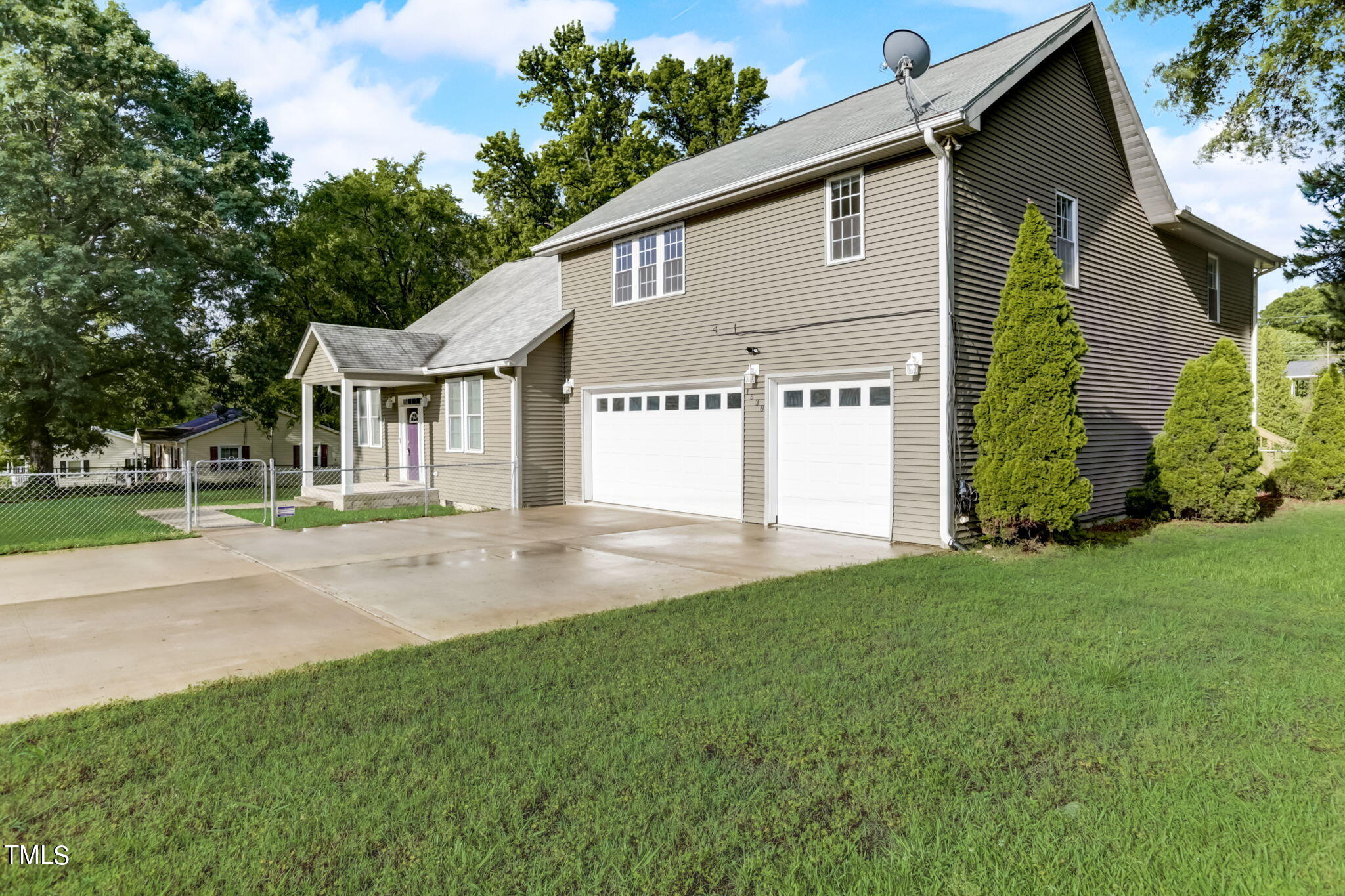 a view of a house with backyard and garden
