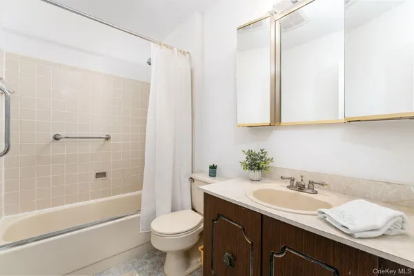 $599,999 | 506 Drew Drive, St. James, NY 11780