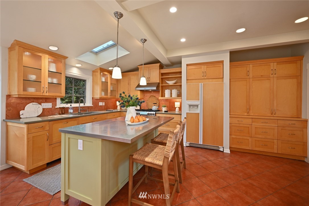 2011 5th Avenue North Seattle, WA 98109 - Photo 12 of 40