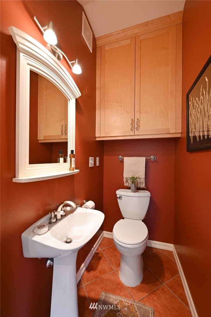 2011 5th Avenue North Seattle, WA 98109 - Photo 19 of 40