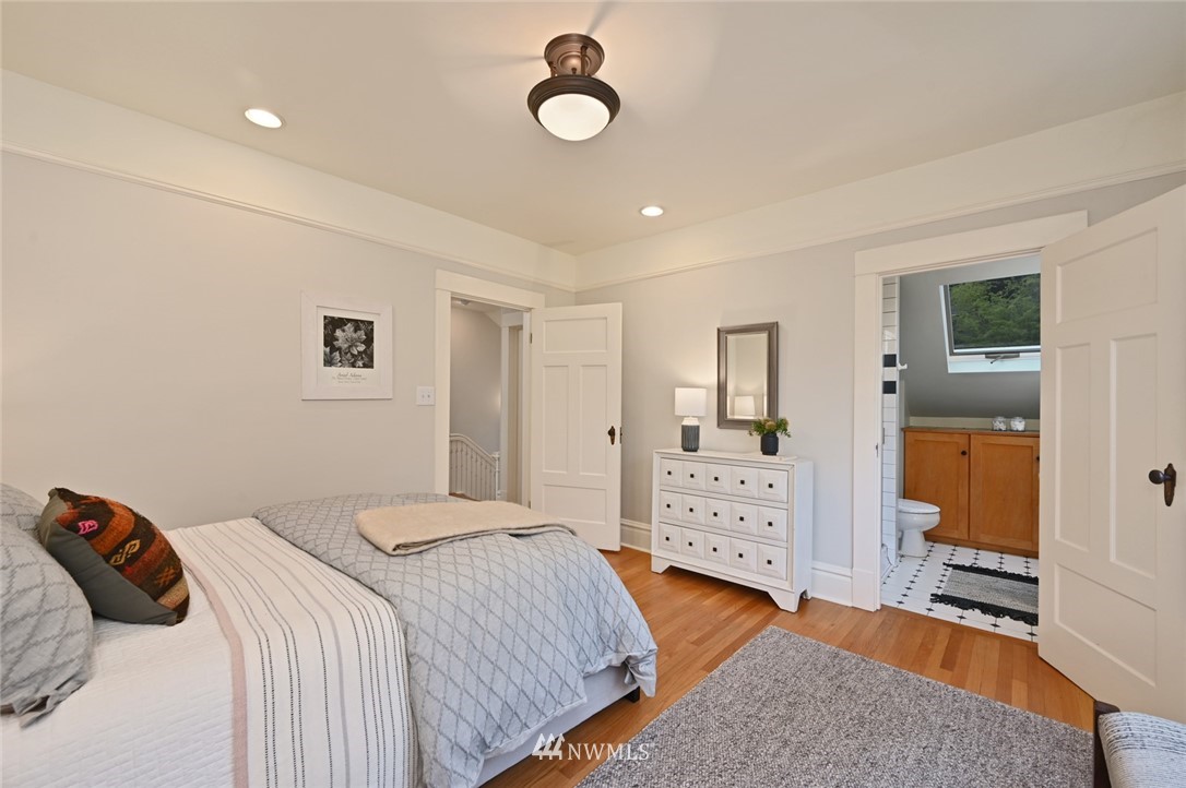 2011 5th Avenue North Seattle, WA 98109 - Photo 25 of 40