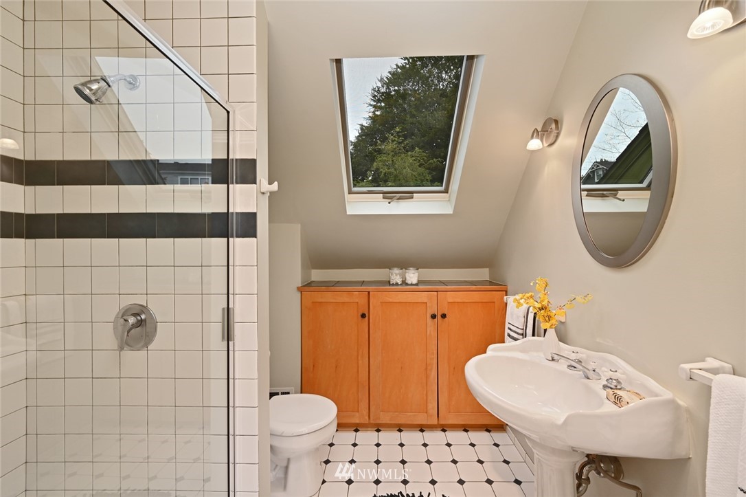 2011 5th Avenue North Seattle, WA 98109 - Photo 26 of 40