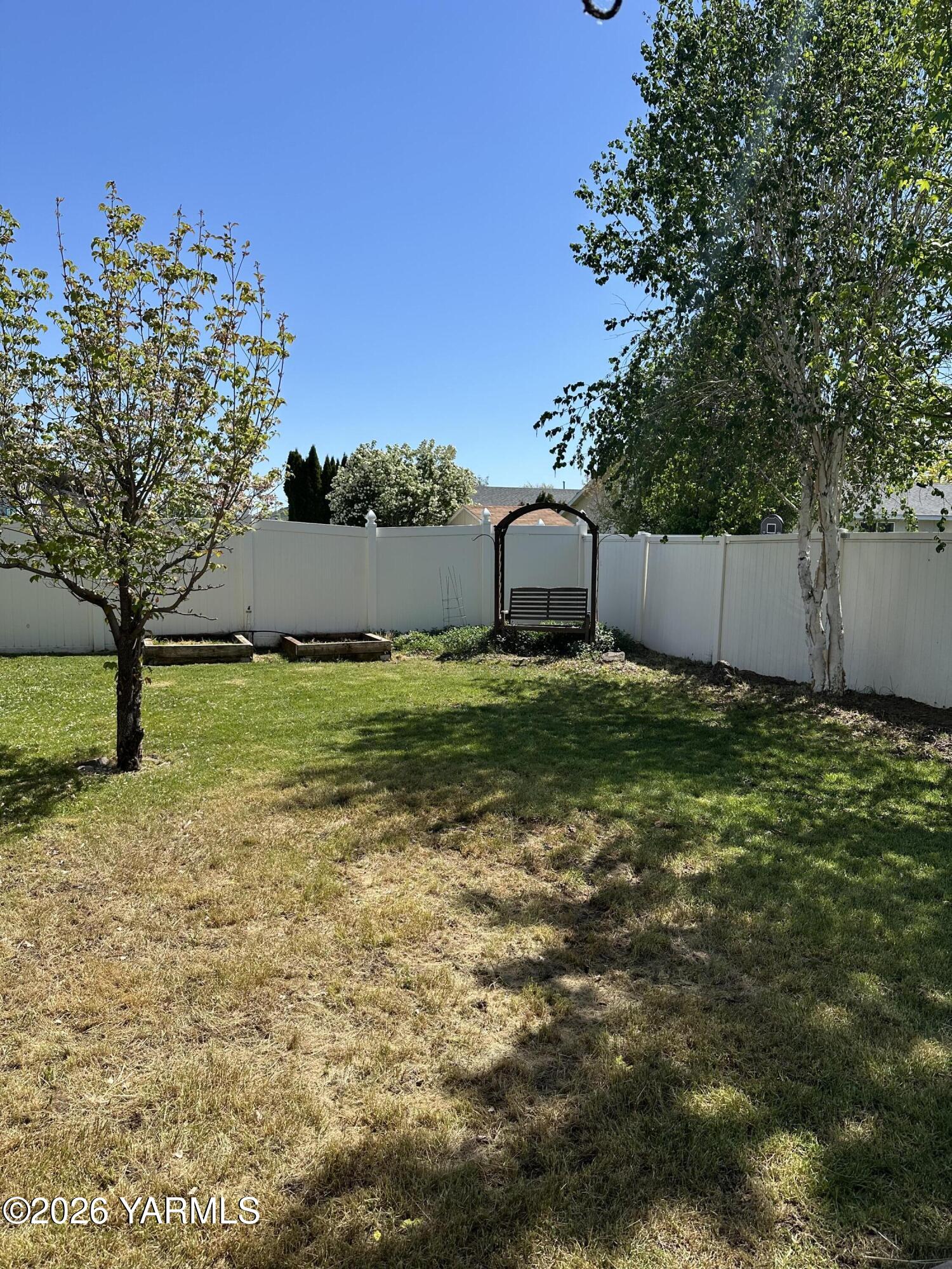514 Cascade Avenue Moxee, WA 98936 - Photo 19 of 25 a view of a house with a yard and large trees