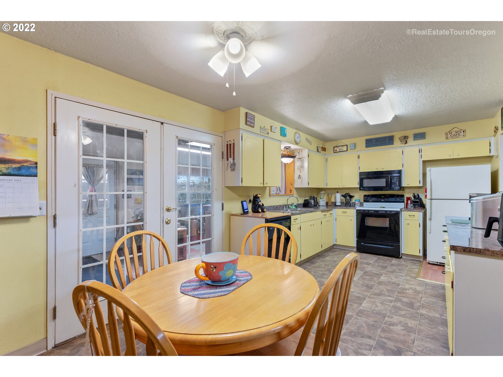 48780 Southeast Baty Road Sandy, OR 97055 - Photo 8 of 32 a kitchen with a table chairs stove and refrigerator