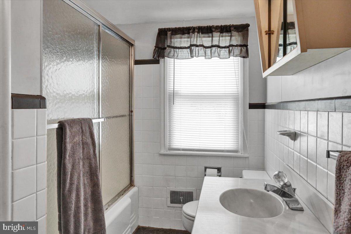 509 Harding Avenue Reading, PA 19607 - Photo 14 of 26 Full bath