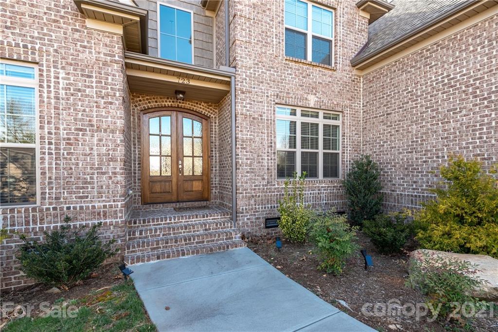 723 Players Ridge Road Hickory, NC 28601 - Photo 3 of 40 Gallery Image 3