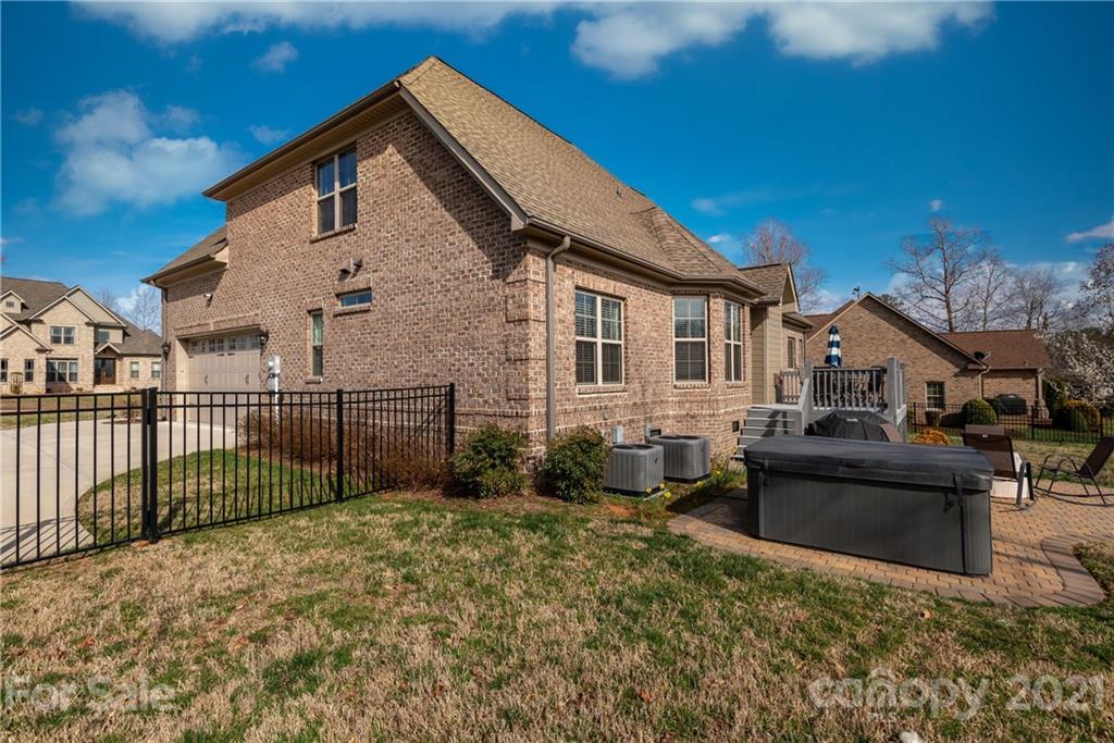 723 Players Ridge Road Hickory, NC 28601 - Photo 4 of 40 Gallery Image 4