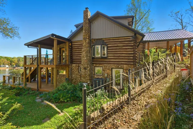 a house view with garden space