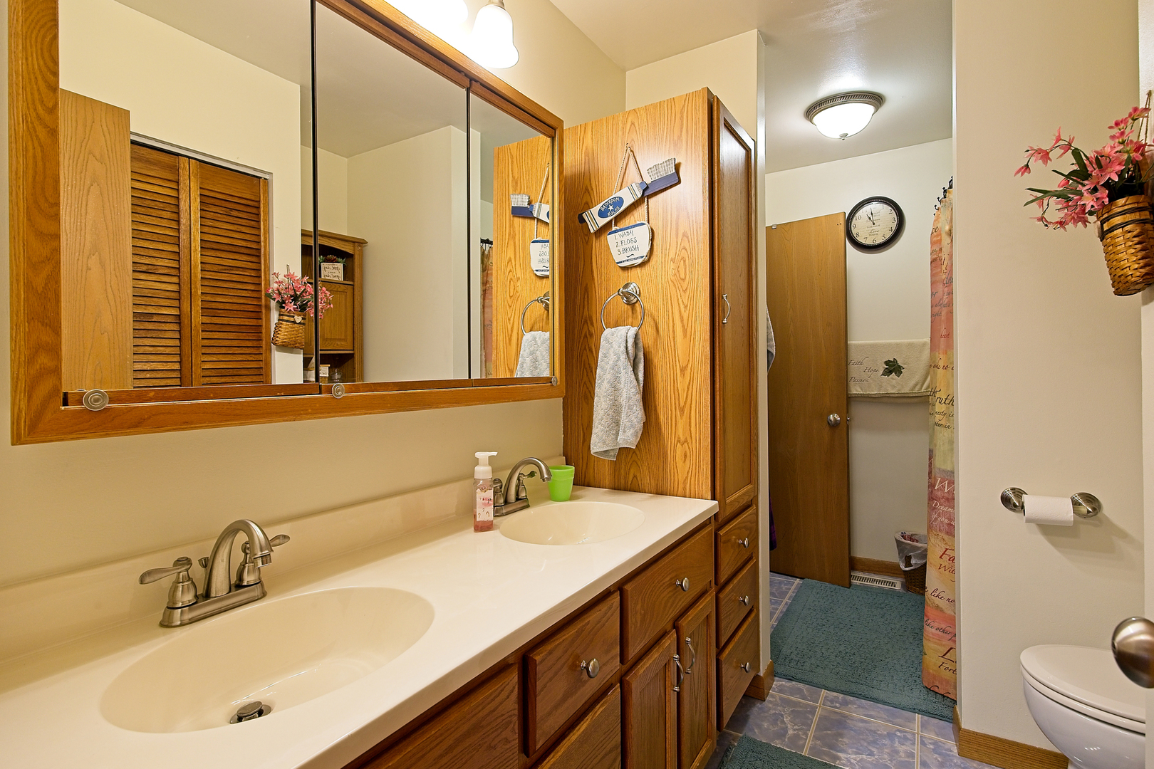 902 Wilson Court Zion, IL 60099 - Photo 19 of 30 a bathroom with a sink and a mirror
