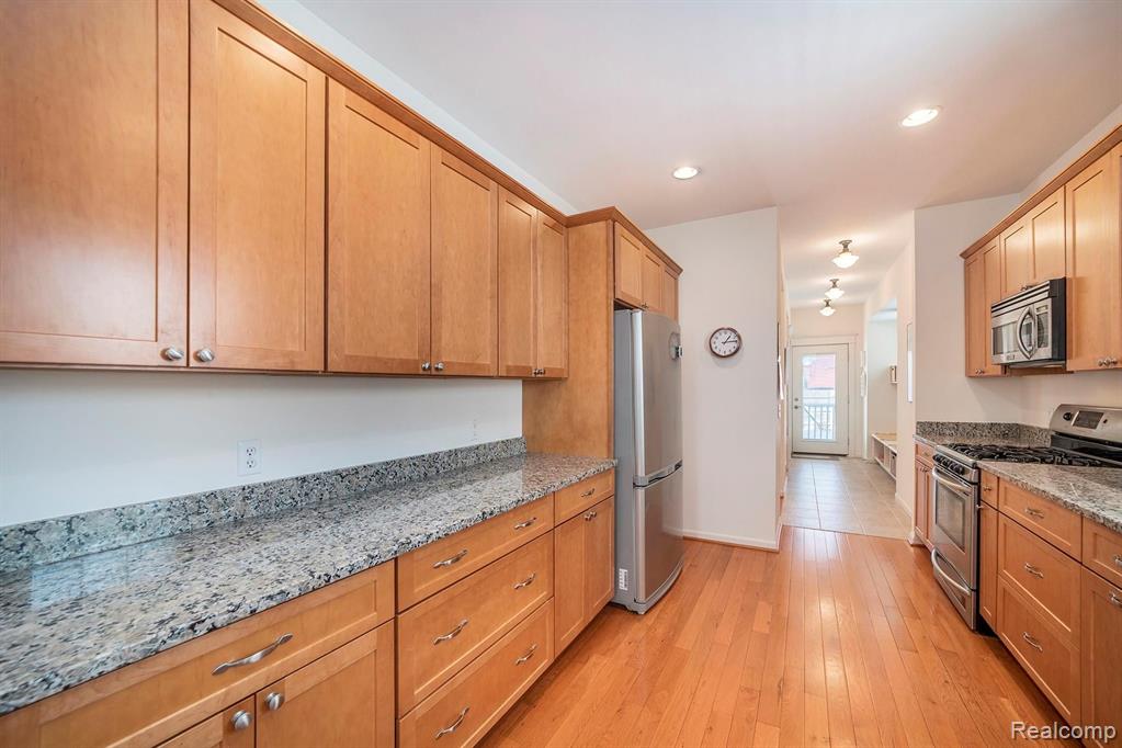 937 Ruffner Avenue Birmingham, MI 48009 - Photo 8 of 39