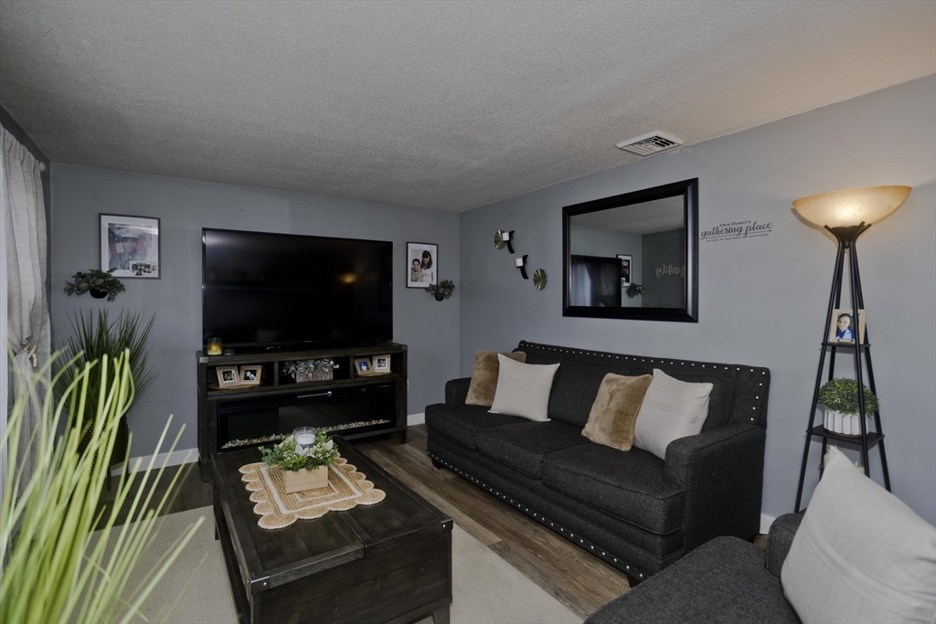 93 Pendleton Avenue Springfield, MA 01109 - Photo 7 of 32 Gallery Image 7