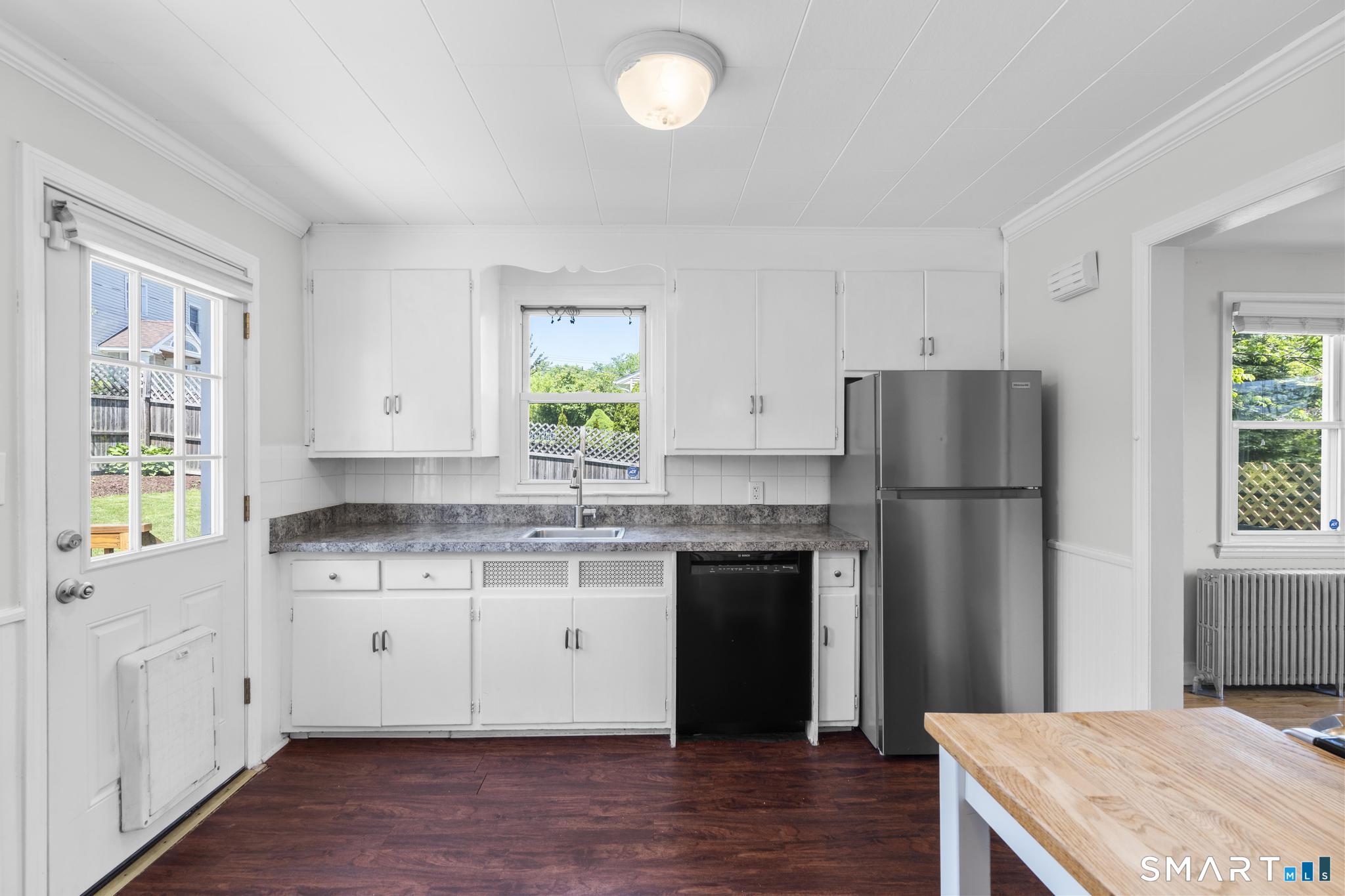 77 Round Hill Road Fairfield, CT 06824 - Photo 12 of 35