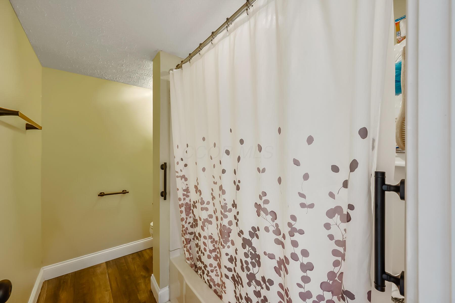 6986 Avery Road Dublin, OH 43017 - Photo 21 of 31 full bath upstairs