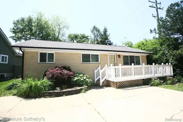 $1,925 | 5800 Paramus, Clarkston, MI 48346