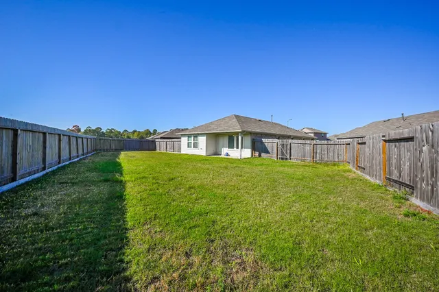a view of a house with backyard and garden