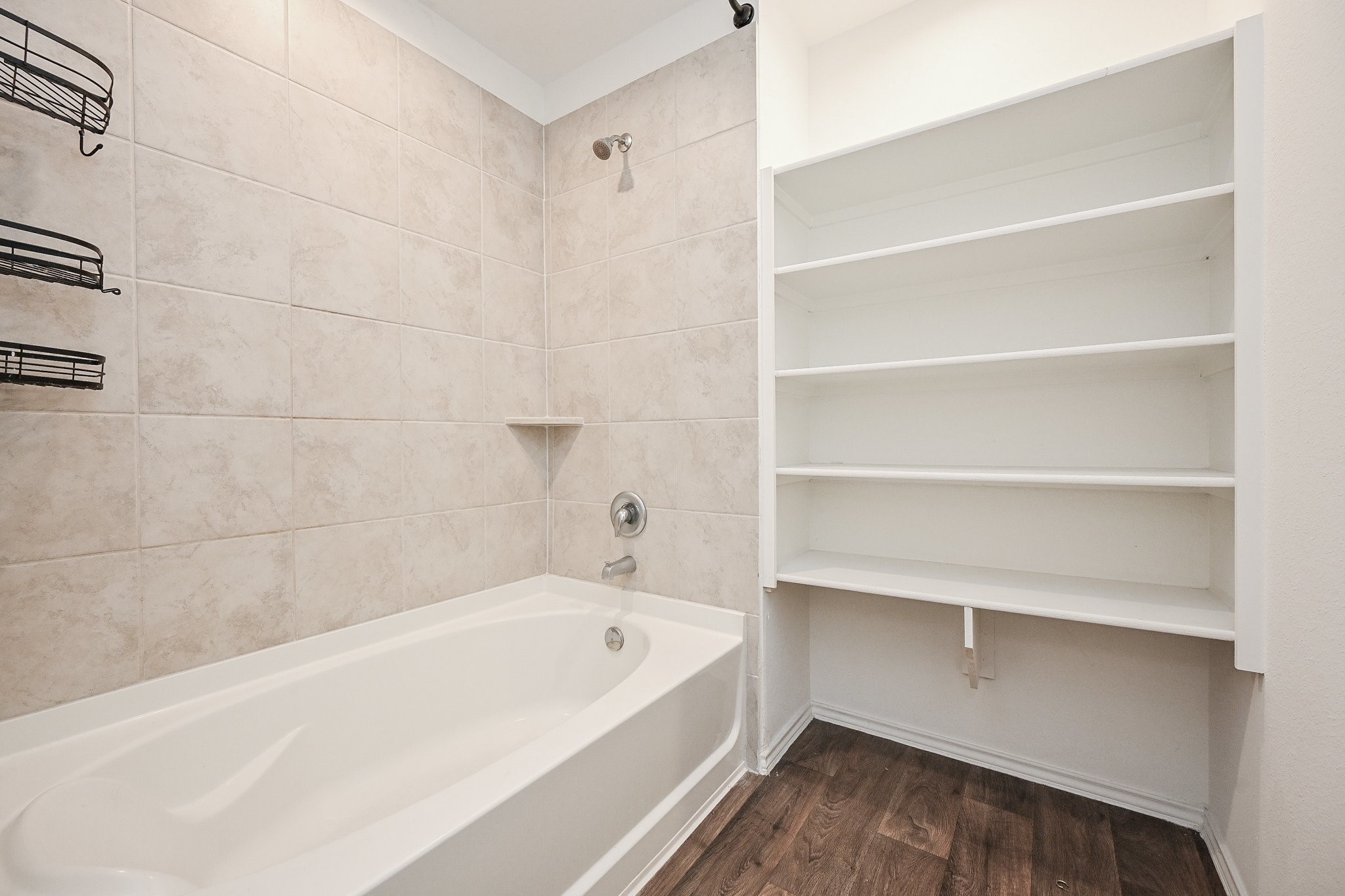 2342 Spruce Clf Lane Spring, TX 77373 - Photo 5 of 32 a bathroom with a bathtub