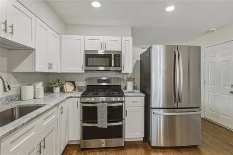 a view of entryway with washer and dryer