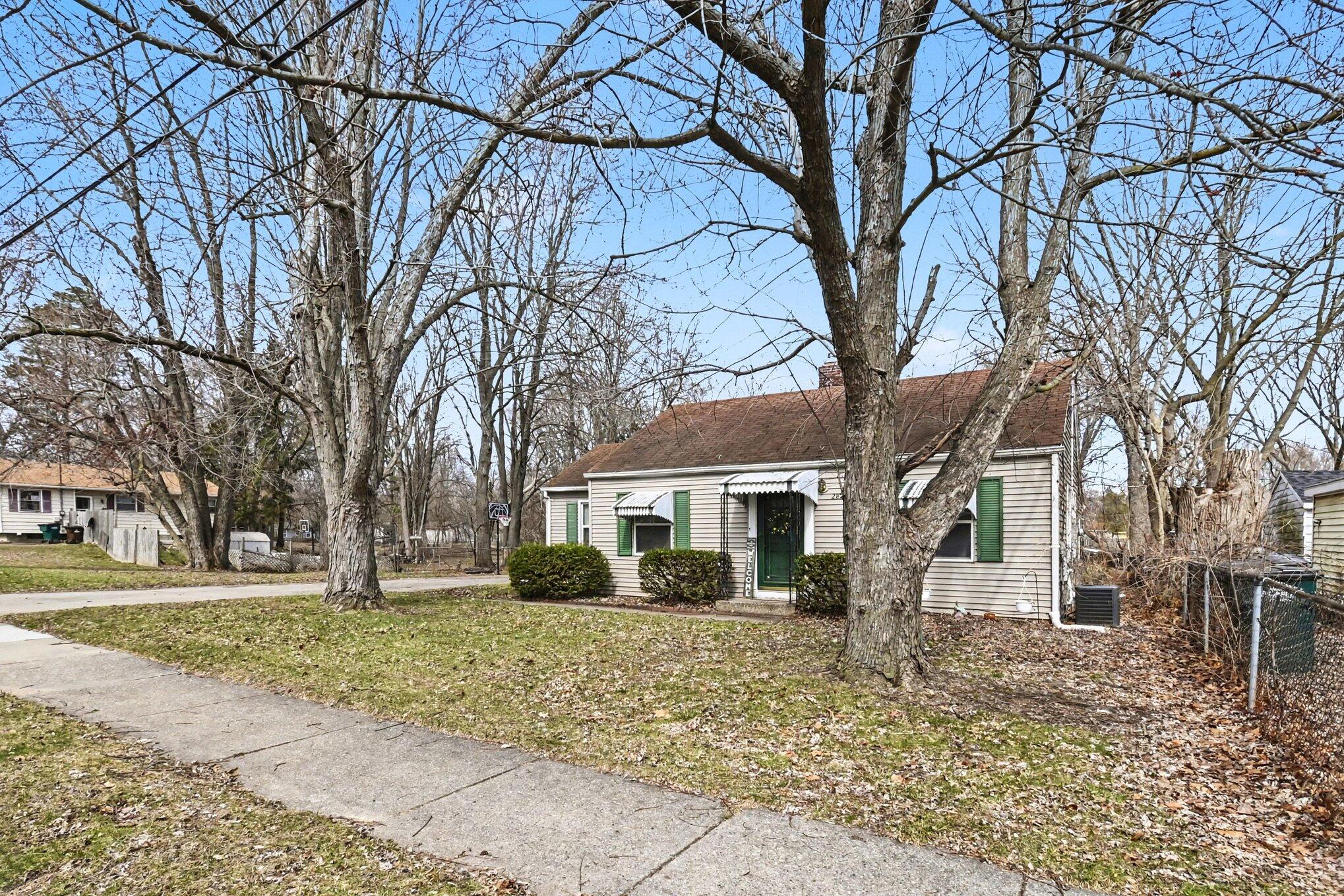 2820 Reo Road Lansing, MI 48911 - Photo 3 of 29 004_file_7065