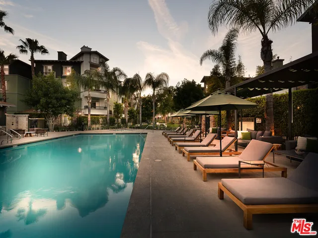 $4,224 | 1901 North Buena Vista Street, Unit 1112, Burbank, CA 91504