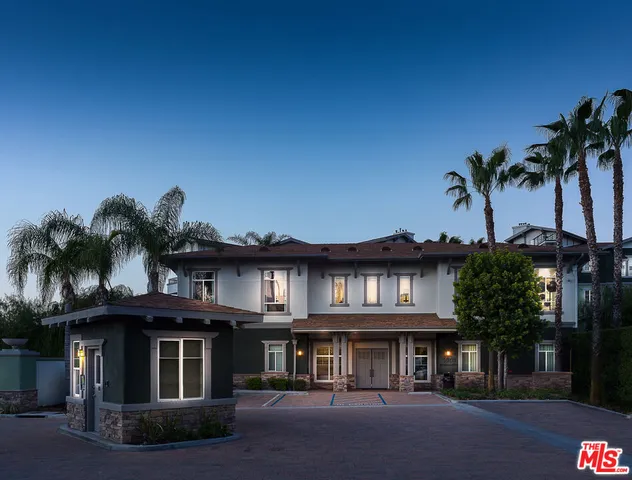 $4,224 | 1901 North Buena Vista Street, Unit 1112, Burbank, CA 91504