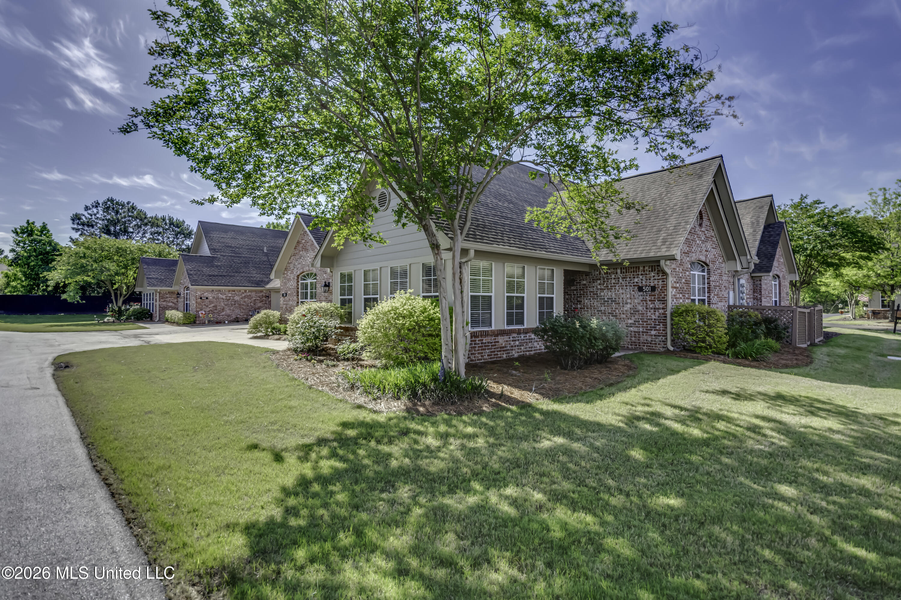 501 Charmont Pl--6