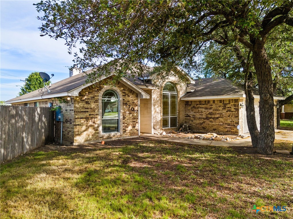 5705 Bald Ridge Court Killeen, TX 76542 - Photo 2 of 28 a front view of a house with a garden