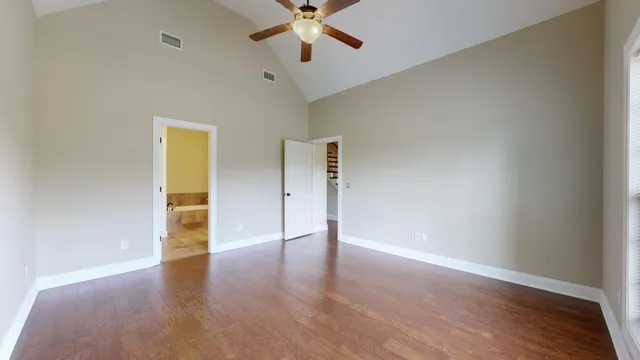 an aerial view of a house with outdoor space and that has lake view
