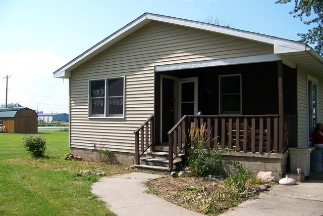 304 East Beech Street Chatsworth, IL 60921 - Photo 13 of 16 a front view of a house with garden