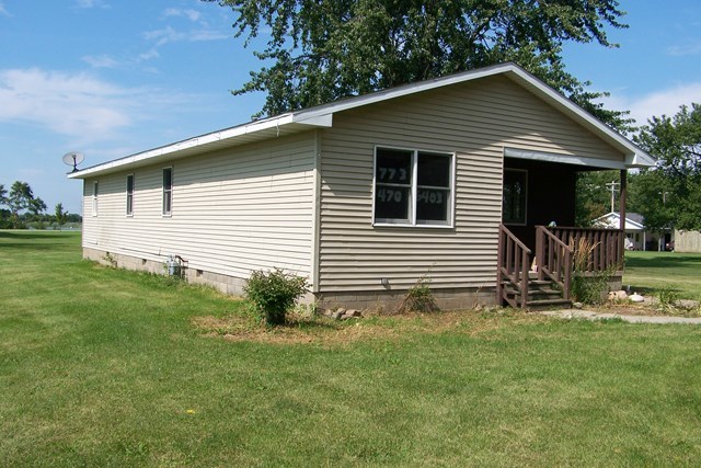 304 East Beech Street Chatsworth, IL 60921 - Photo 14 of 16 a front view of a house with garden