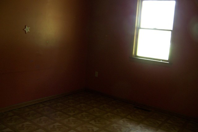 304 East Beech Street Chatsworth, IL 60921 - Photo 9 of 16 an empty room with a window