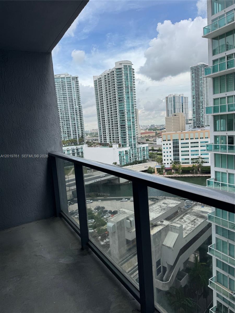 31 Southeast 6th Street, Unit 2004 Miami, FL 33131 - Photo 6 of 19