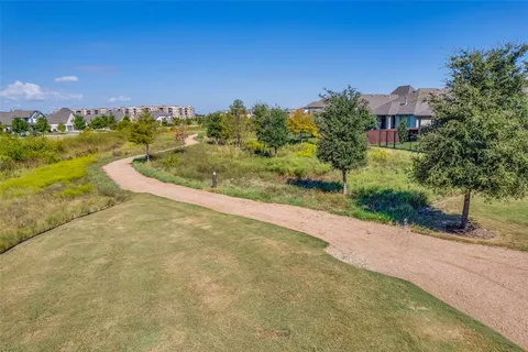 a view of a yard with a house