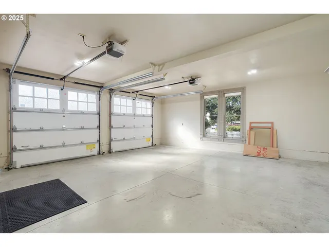 a view of a livingroom with closet