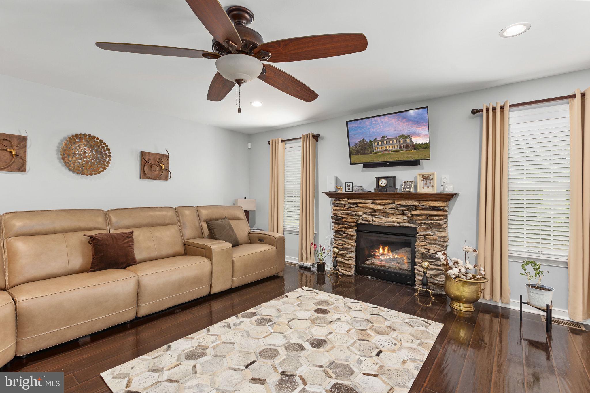 22088 Landora Bridge Road Ruther Glen, VA 22546 - Photo 32 of 122 Cozy living room with modern charm.