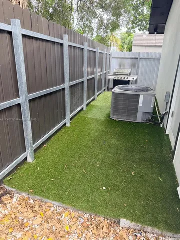 a view of a backyard