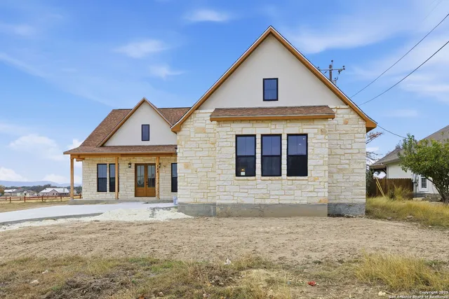 $529,700 | 348 Valley Oak Drive, Bandera, TX 78003