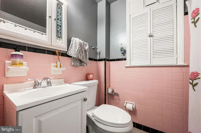 $385,000 | 912 Edgewood Avenue, Folsom, PA 19033