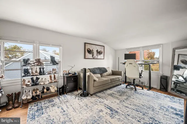 $385,000 | 912 Edgewood Avenue, Folsom, PA 19033