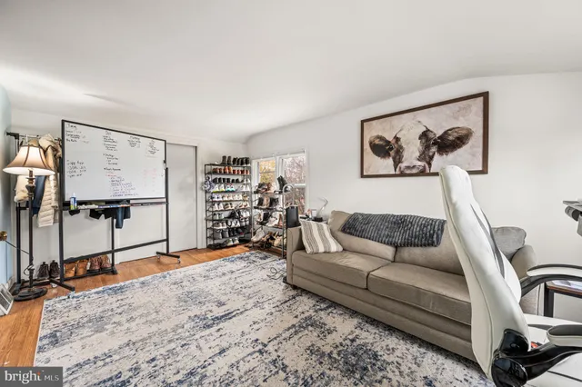 $385,000 | 912 Edgewood Avenue, Folsom, PA 19033