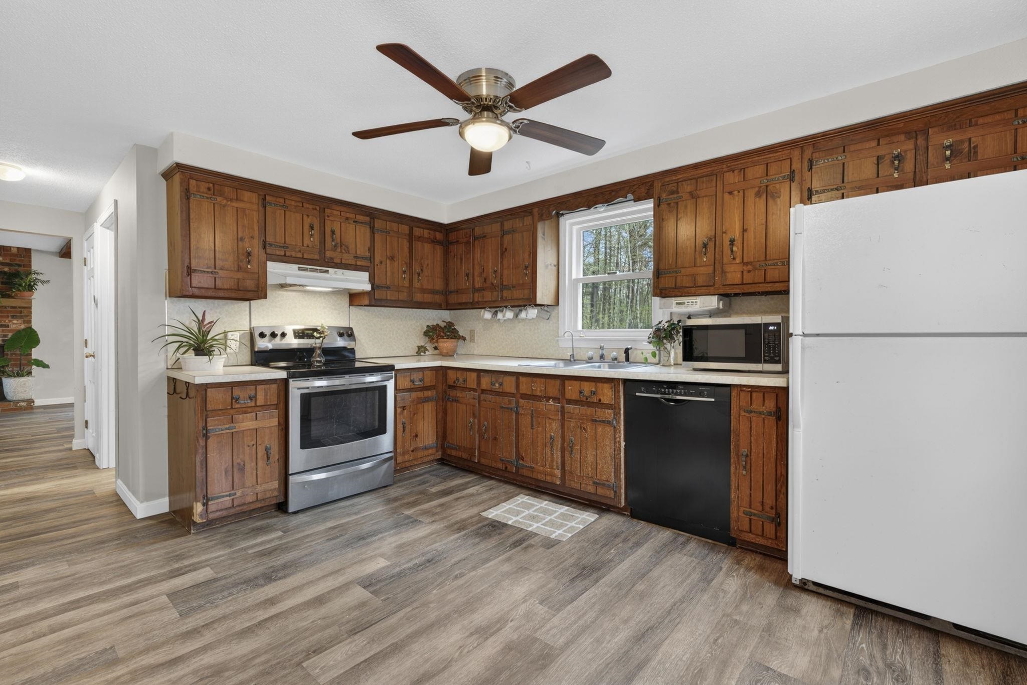 172 Warner Hill Road Derry, NH 03038 - Photo 4 of 39