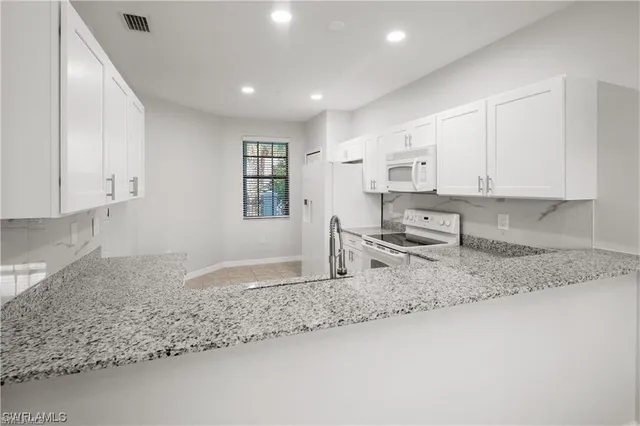 $2,900 | 15610 Summit Pl Circle, Unit 398, Naples, FL 34119