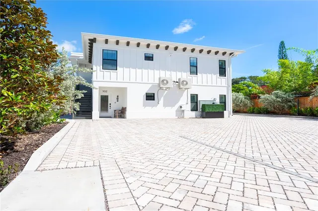a view of a white building with grey walls