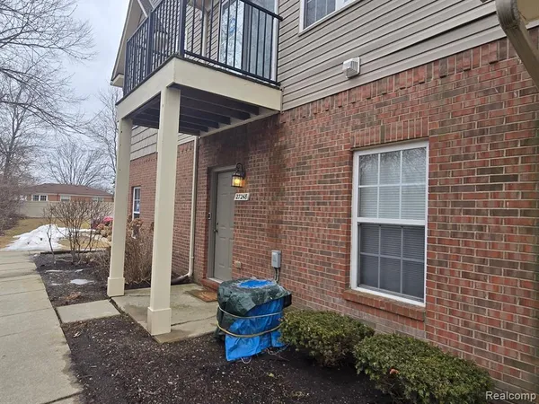 $159,900 | 27248 Hidden Oaks Drive, Trenton, MI 48183