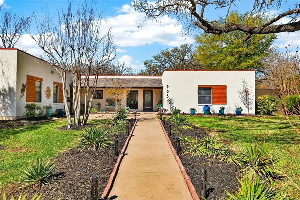 a view of a house with a yard