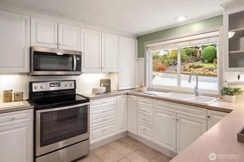 $1,100,000 | 19321 Kenlake Place Northeast, Kenmore, WA 98028