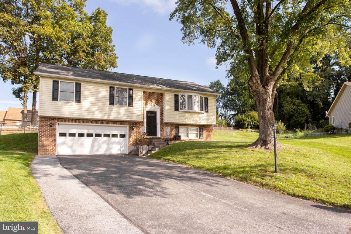 47 Collins Circle Hanover, PA 17331 - Photo 2 of 24 Gallery Image 2